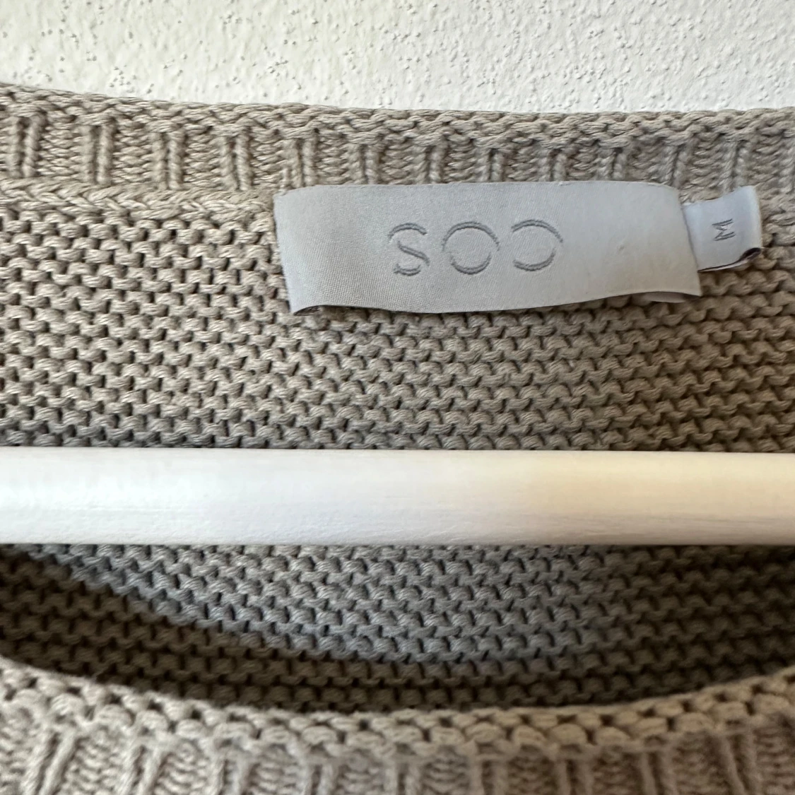 Grå stickad tröja från COS - 2