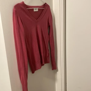 Rosa v-ringad tröja från C&A - Säljer en enkel och snygg rosa tröja från C&A The Basics i storlek XS. Tröjan har v-ringad hals, lång ärm och är gjord i mjukt material som känns skönt mot huden. Perfekt för dig som gillar stilrena och bekväma plagg. Nästan aldrig använt även om det ksk ser ut som det 