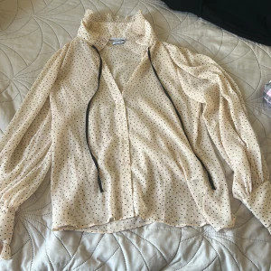 Polka dot blus - Har aldrig använt!