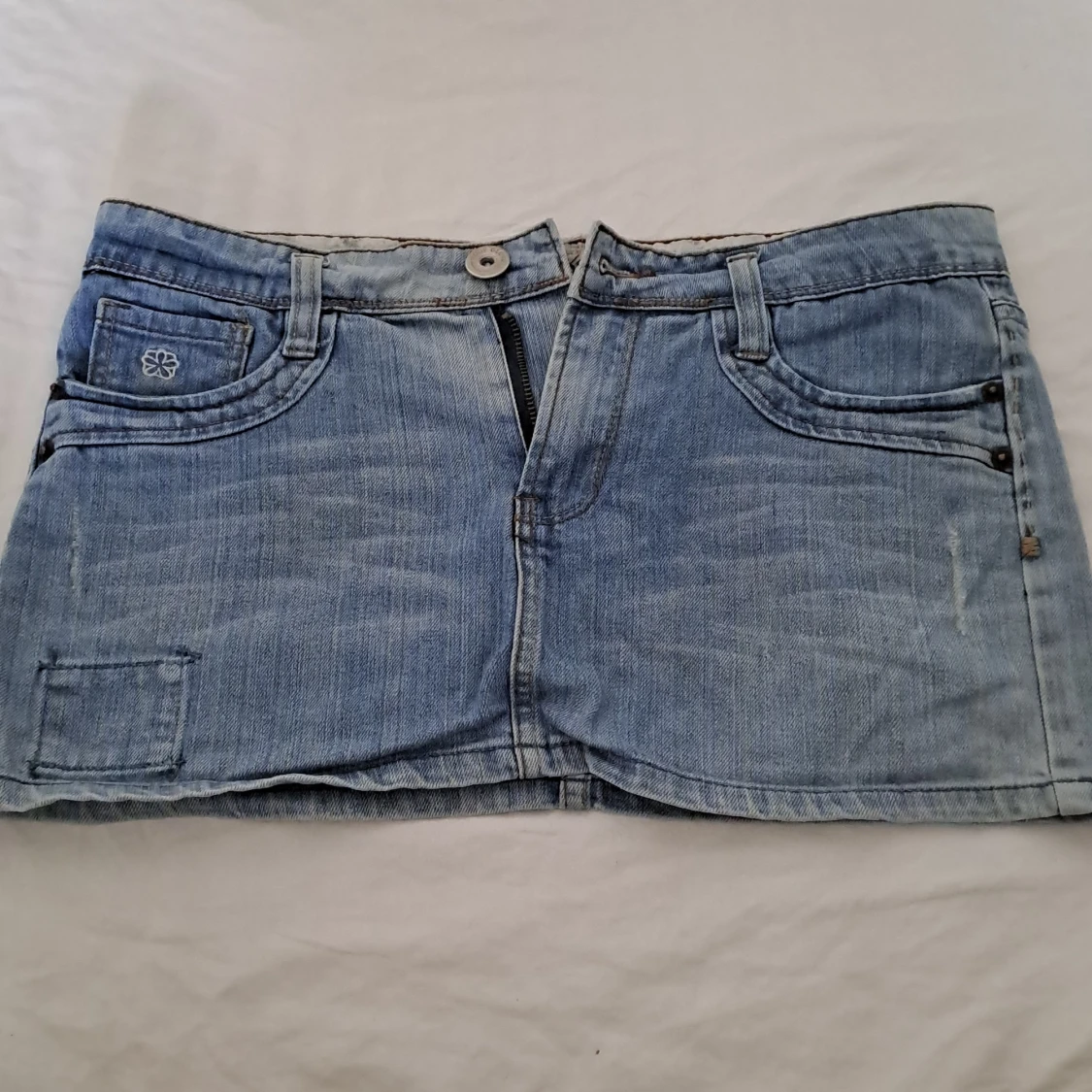 Ljusblå jeans miniskirt