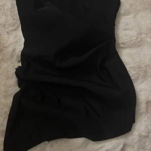 Armlös topp  - Förliten för mig. Finns ett jätte litet hål som är enkelt att sy igen med nål å tråd. Ungefär 1cm.