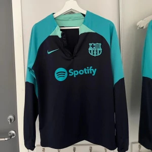 Barcelona tracksuit - Säljer nu denna feta Barcelona som är använd ett två ggr max tvär fett och skön svår att hitta på marknaden så passa på på köpa innan den blir såld 