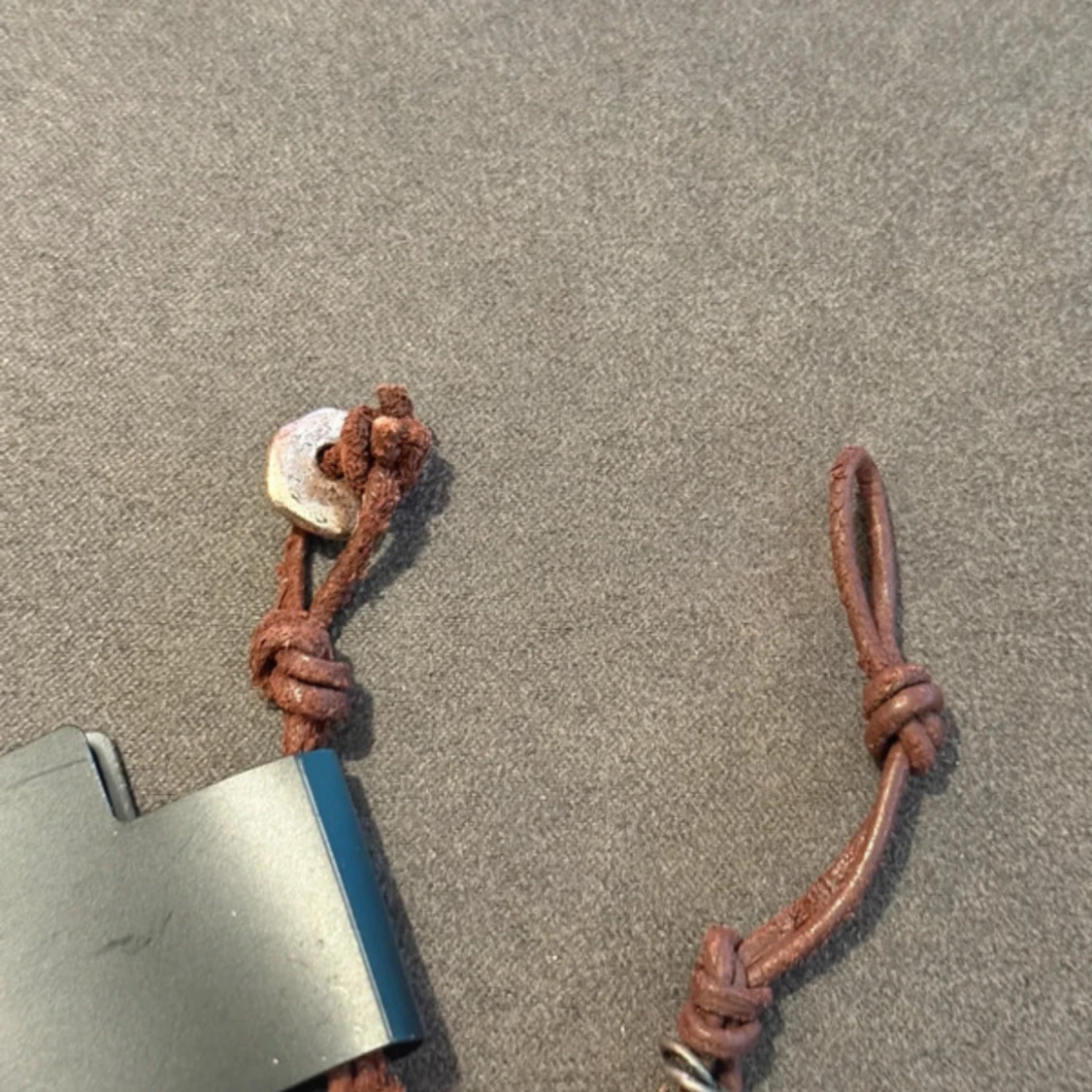 Halsband med hajtand och bruna detaljer - 4