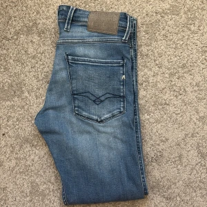 Replay jeans blå - Hej, jag säljer ett par replay jeans 