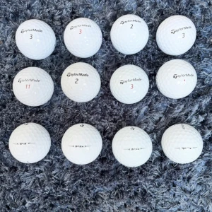 12 st Taylormade bollar mix med tp5 - Du får gratis frakt på denna annonsen!Modellerna på dessa golfbollar är  4 st tp5 2 st speedsoft 2 st tour response 1 st soft Select 1 st RBZ soft 1 st tp black LDP 1 st project  Allt är näst intill nytt