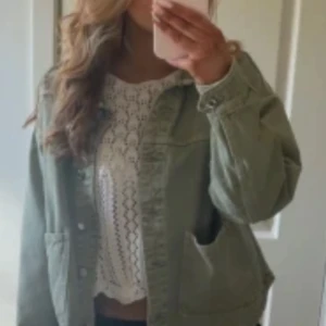 Grön overshirt jacka från Zara - Olivgrön populär jeansjacka från Zara. Helt ny jätte fin