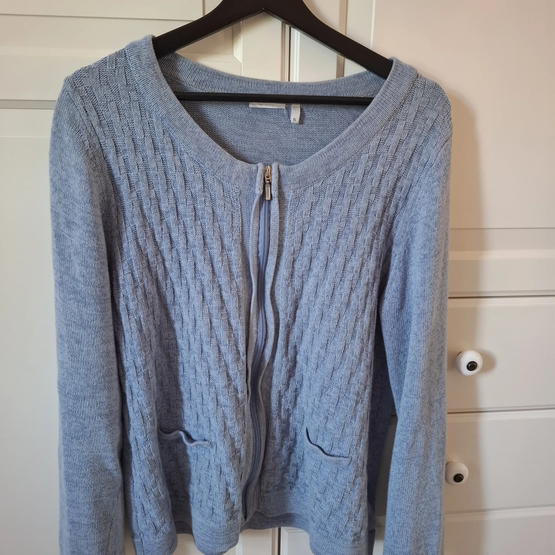 Ljusblå stickad kofta med dragkedja