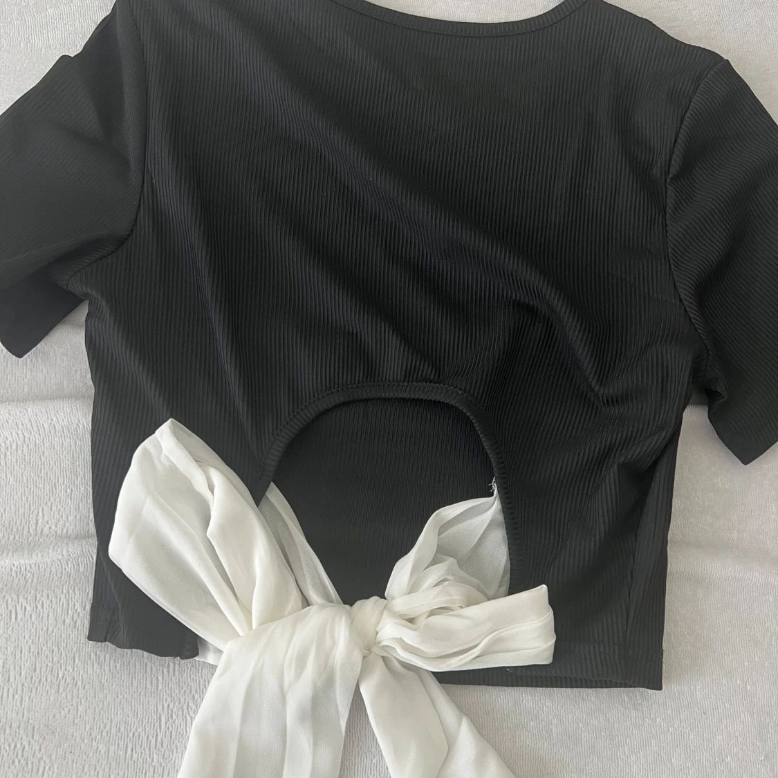 Svart ribbad topp med vit knyt - 1