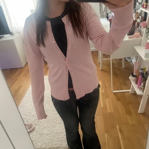 Ljusrosa kofta med knappar - Säljer en rosa kofta då den nästan aldrig kommer till användning💗💗