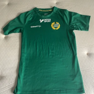 Hammarby tröja 💚 - Grön Hammarby tröja. Tröjan är i träningsmaterial men går att använda till vardags också. Aldrig använd och är i storlek 158-164 men skulle säga att den passar upp till xs kanske s. Pris går att diskutera.