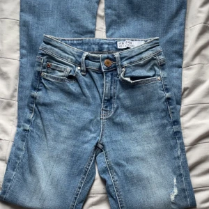 Blå jeans bootcut  - Jätte snygga jeans från Vero moda som tyvärr ej passar längre dom satt jätte bra på strlk 30 i midjan och jag är 165 o de passade jätte bra i längden💗