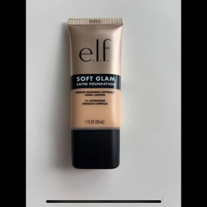 e.l.f. Soft Glam Satin Foundation 21 - Endast testad! Inköpt tidigare i veckan. Foundation från e.l.f. i nyansen 21 Light Neutral. Ord pris 129kr