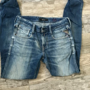 Replay Anbass blå jeans, storlek 30 - Säljer dessa sjukt feta replay jeans🔥skriv privat om fler frågor