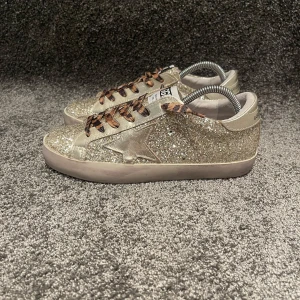  Golden Goose skor - ‼️VI TAR EJ BYTEN‼️Golden Goose ”Superstar” skor | Skick: 9/10 | Storlek 38 sitter större 38,5-39 | ingår skobox & skopåse | Fraktar inom 24H efter köp på köparens bekostnad 📦💨 | Hör av dig vid minsta fråga eller fundering 💭