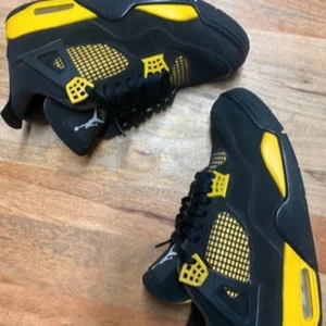 Nike Jordan 4 svart och gul - Säljer ett par Nike Jordan 4 sneakers i svart och gul i bra sick! Storlek 40