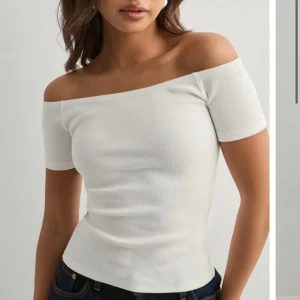 Ribbad off shoulder topp - Jättefin men använder inte, använt typ 4 gånger så väldigt bra skick!💗