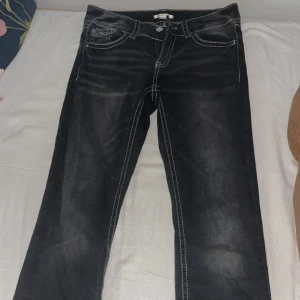  Jeans från Gina Young  - Jättefina bootcut low waist jeans, storlek 164 från Gina Young dom är typ mörkgrå med lite ljusare grå på vissa ställen (ber om ursäkt för inte toppen bilder min kamera är lite trasig)  Skicka prisförslag och kolla gärna in mina andra plagg!💕