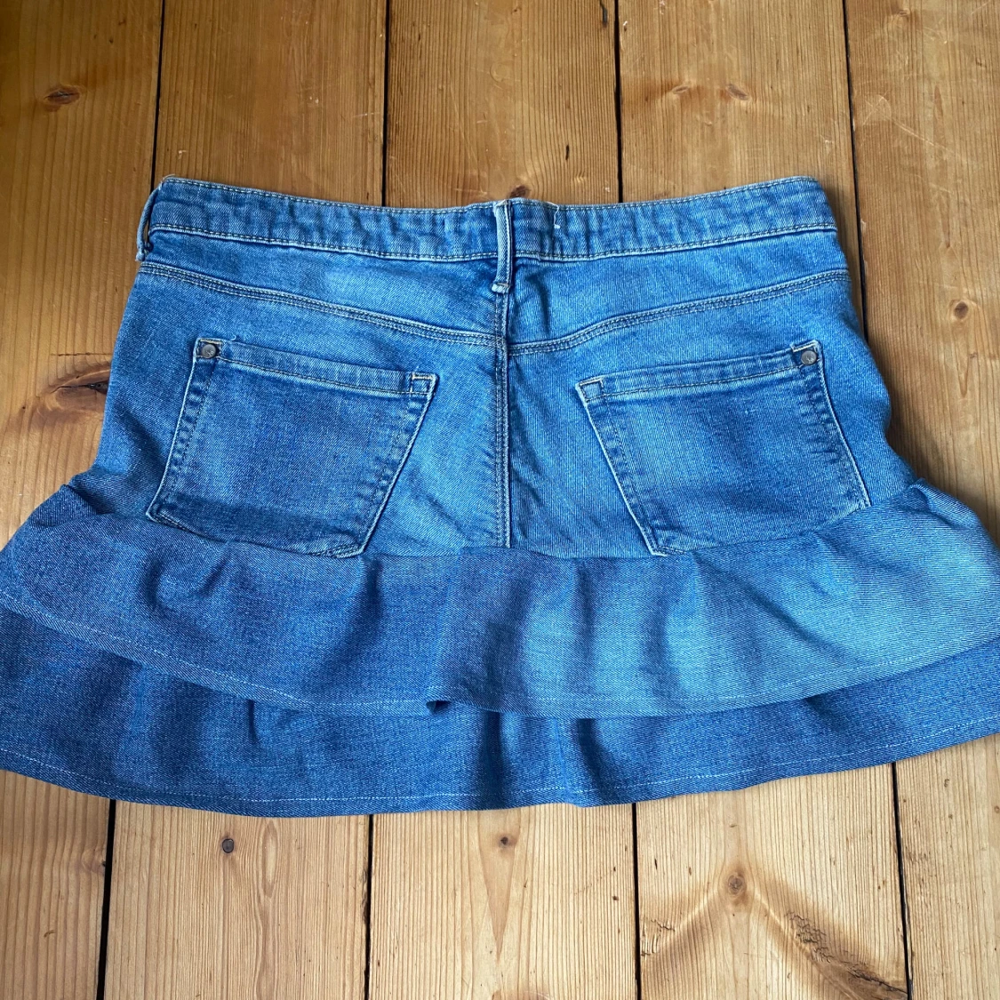 Blå jeanskjol med volang från Lindex - 1