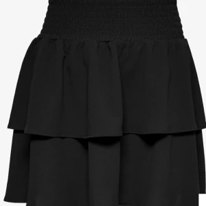 Svart volangkjol från ONLY - Svart volangkjol från ONLY. Säljer kjolen pga den inte kommer till användning. Kjolen är använd fåtal gånger och är i nyskick köptes för 329kr från ONLY.