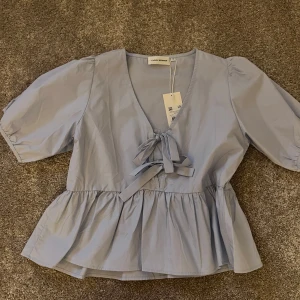 Ljusblå blus med rosett från Carin Wester - Supersöt blus från Carin Wester som aldrig är använd med prislapp kvar!☺️