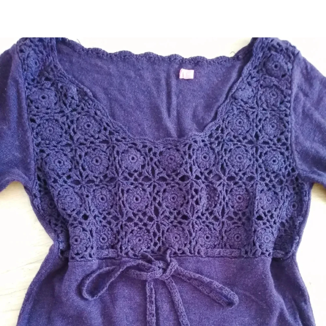 Lila kortklänning med broderi och knyt - 1