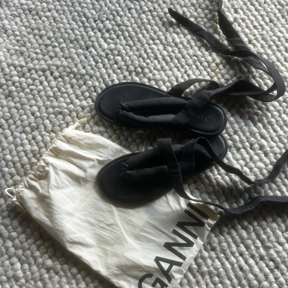 Svarta sandaler med knyt från Ganni - 4