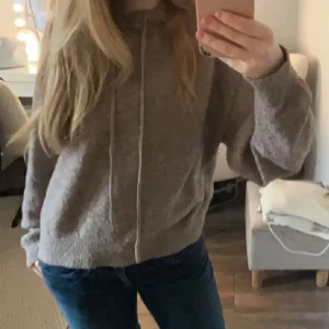Trendig stickad hoodie❤️ - Säljer nu denna jätte snygga och trendiga hoodien från Lindex den är lite nopprig men inget man tänker på❤️❤️❤️