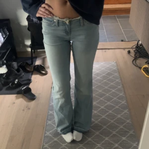 Ljusblå bootcut jeans från Nelly - Säljer ett par ljusblå Nelly jeans med bootcut passform. Jeansen har låg midja och är tillverkade i mjukt denimtyg som sitter snyggt och bekvämt. Säljer dom då jag vill köpa ett par exakt likadana i en mindre storlek eftersom att dom va lite stora på mig. Aldrig använda så dom är i ett super bra skick.