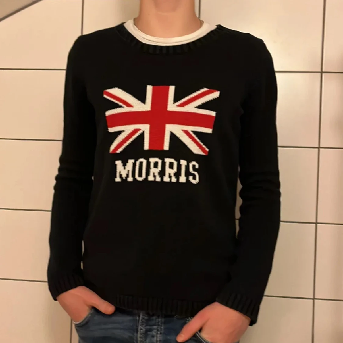 Svart stickad Morris tröja med flagga