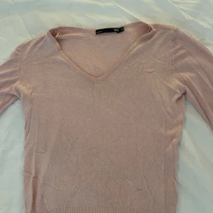 v ringad tröja - säljer en likadan v ringad tröja fast i rosa😊 har inga tecken på användning😊passar S också!