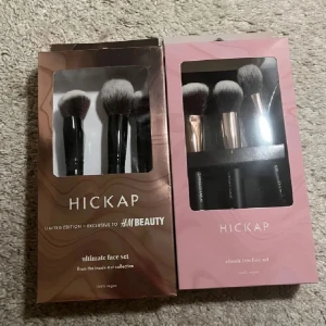 6 Hickap sminkborstar  - Säljer dessa två helt oöppnade paket med 3 sminkborstar vardera. Från Hickap både ”Classic face trio” och ” ultimate face set”. Helt fantastiskt bortar (inga dubbletter).