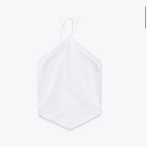 Vit halterneck med knytning bak - Säljer denna otroliga topp då jag tyvärr inte hann använda den, lappen är kvar och den är aldrig använd ENDAST testad!!! Skriv för fler bilder🫶🏽strl är S/Xs skriv för exakta, slut online