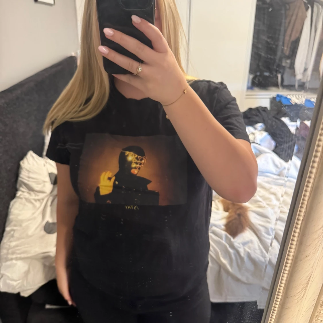 Svart t-shirt med tryck från STAY - 1