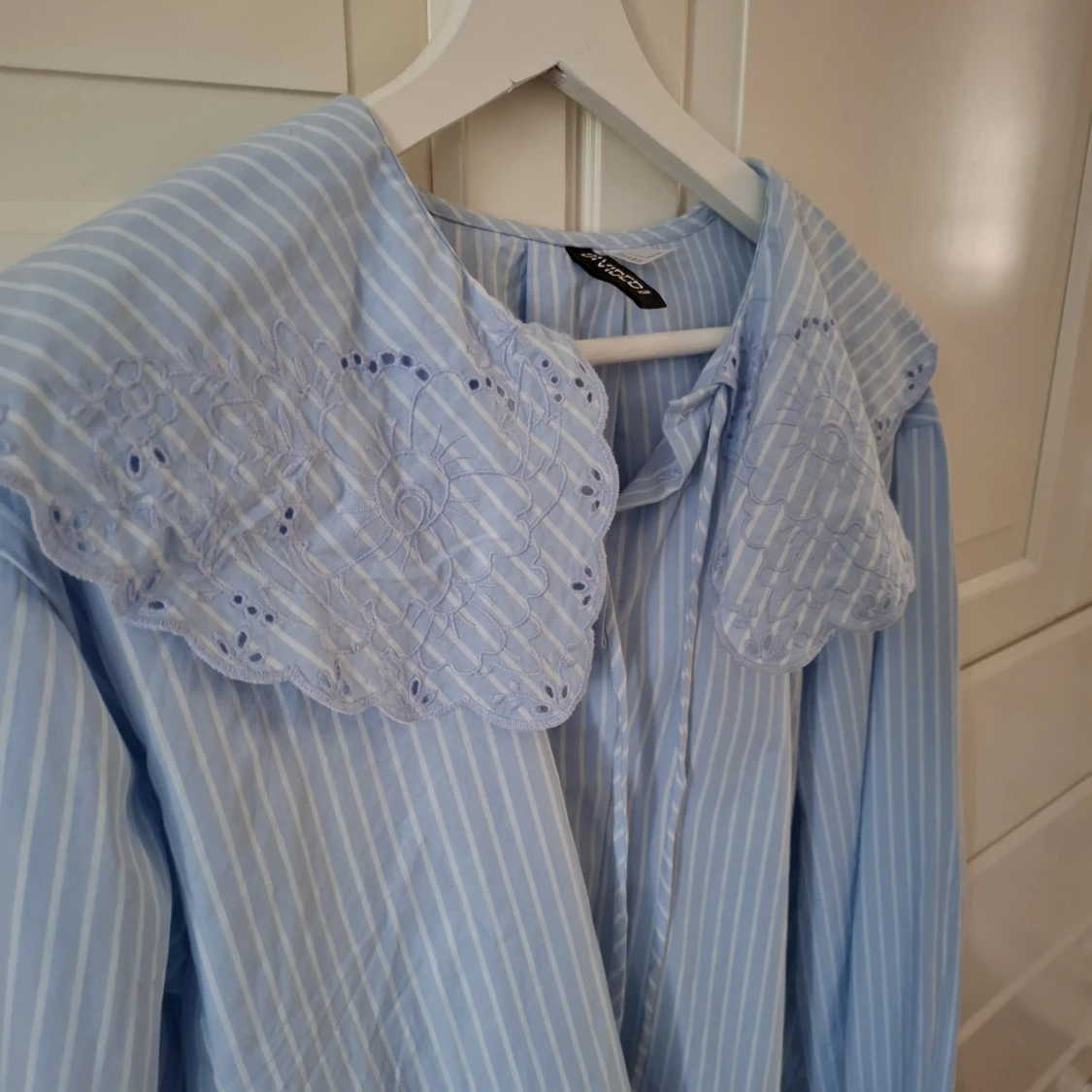 Blåvit randig blus med spetskrage - 3