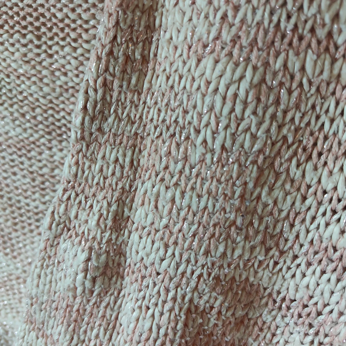 Mysigt stickad kofta med glittrig tråd - 1