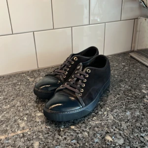 Lanvins cap toe - Supersnygga lanvins med cap toe jag visar dem mesta skadorna i bilderna men om ni är intresserade av att köpa kan jag skicka nogrannare. Kom med prosförslag