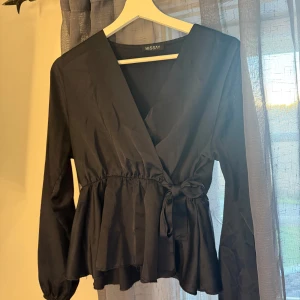 Omlott topp - Superfin omlott topp köpt på MISSÄY. I storlek S🩷