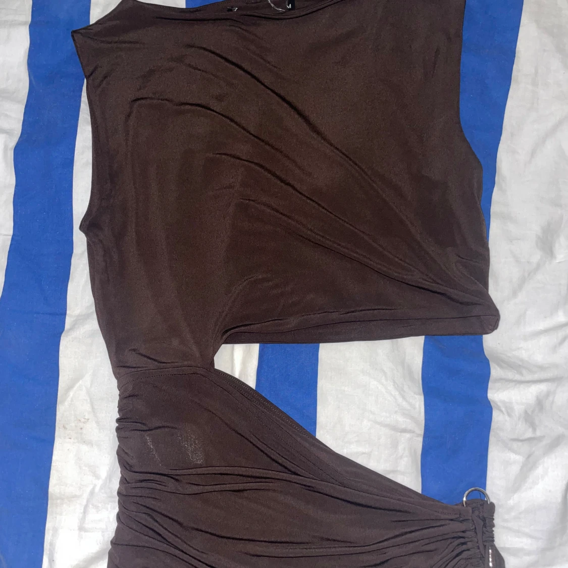 Brun omlott one shoulder klänning