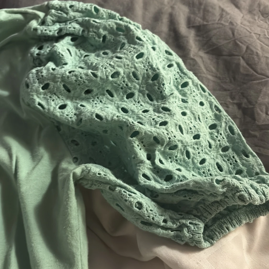 Mintgrön blus med puffärmar XS - 3