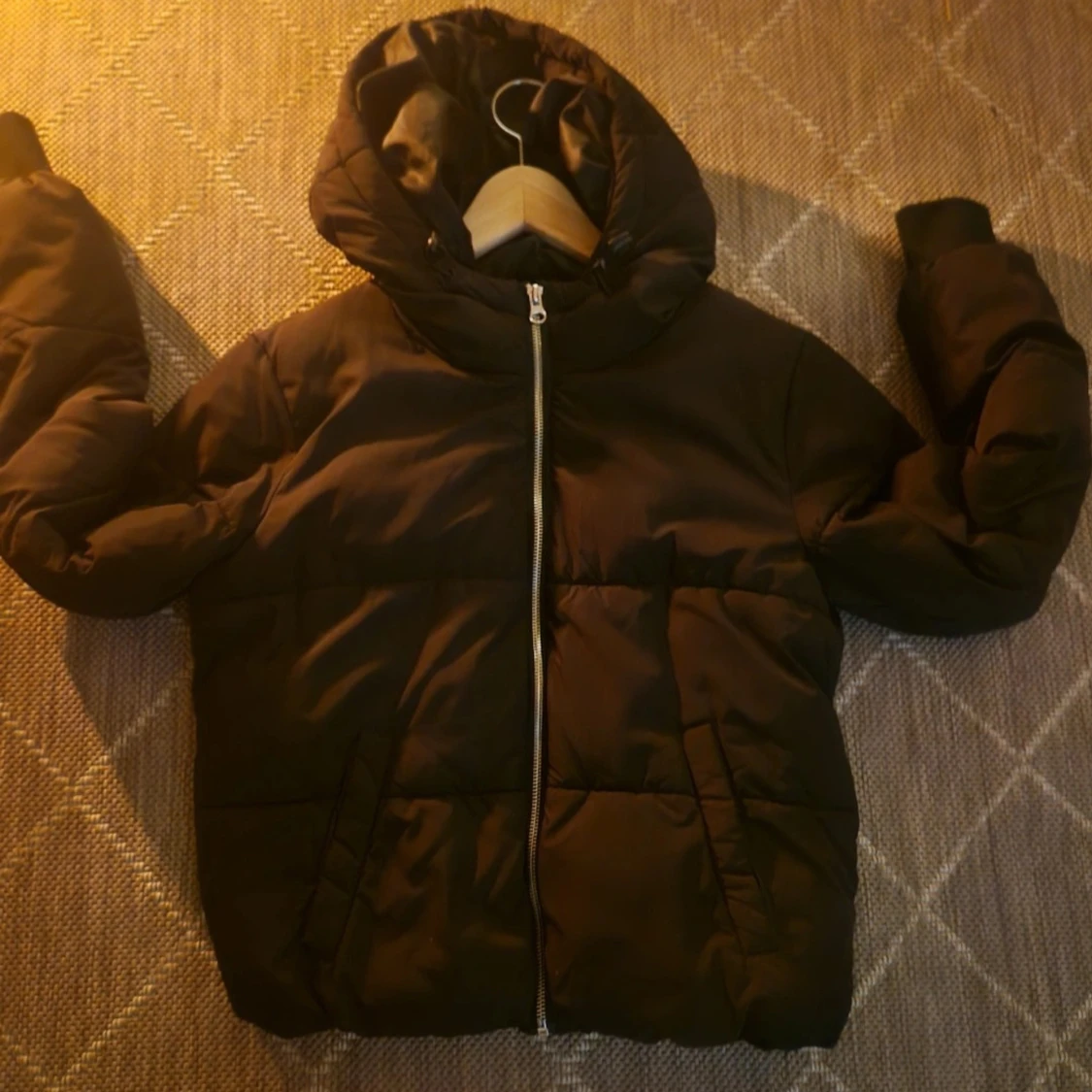 Svart pufferjacka med huva - 1