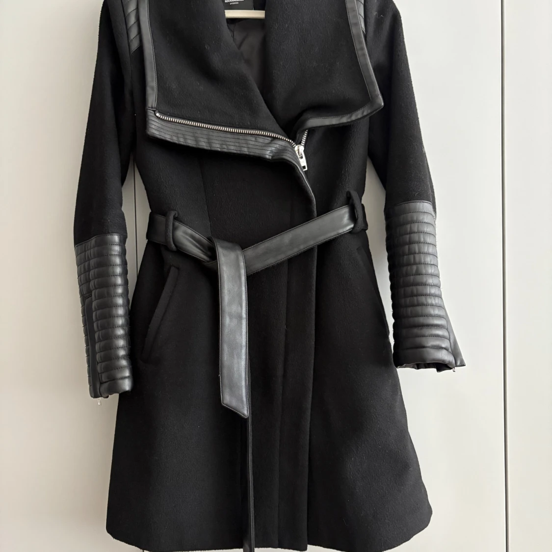 Svart kappa med skinn-detaljer - 2