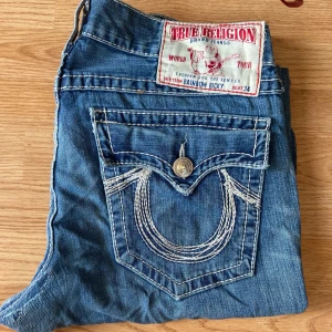 True Religion Jeans Ricky Rainbow  - True religion jeans, straight/baggy, storlek 36 i bra mycket  skick, 47cm midja, 109cm längd, 83cm innerben och 25cm ben öppning. 