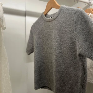 Grå stickad T-shirt  - Så cozy t-shirt som är så sjukt najs men kommer ej till användning 