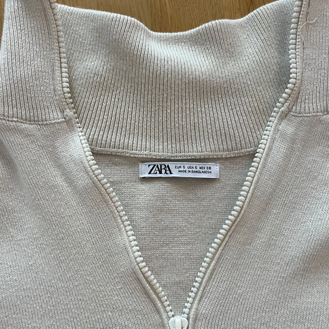 Beige stickad tröja med half zip från Zara - 2