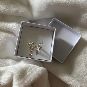 rosett ring  - supersöt ring formad som en rosett från Glitter, aldrig använd. storlek 17 mm. 🎀