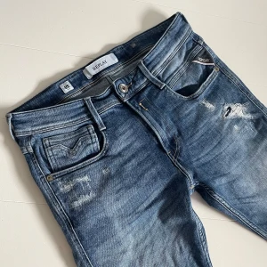 Replay anbass  - Replay anbass aged 05 - mycket fint skick 9/10, inga defekter - stl 29/32 - fetaste jeansen på marknaden med denna tvätt och slitningar, sjukt eftertraktade och snygga! - hör av er vid frågor🙌