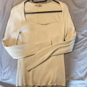 Ribbad vit långärmad tröja från H&M - 2 fina tröjor från h&m, en i vit och en i grå! De sitter super fint men säljer pga att de inte passar mig!