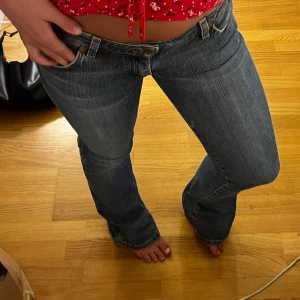 Jeans - Wrangler jeans i så fin tvätt, lågmidjade & bootcut. har tyvärr blivit för små, upplevs mer bootcut när storleken passar😇