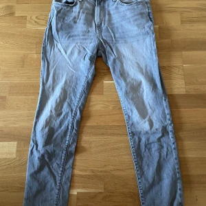 Ljusgrå jeans - Snygga ljusgrå jeans som aldrig har använts. Skriv för frågor!