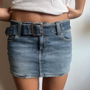 Jeanskjol med bälte och fickor - Säljer denna coola mini skirt med skärp till! Använd fåtal gånger, så närmast nyskick! 💙💙